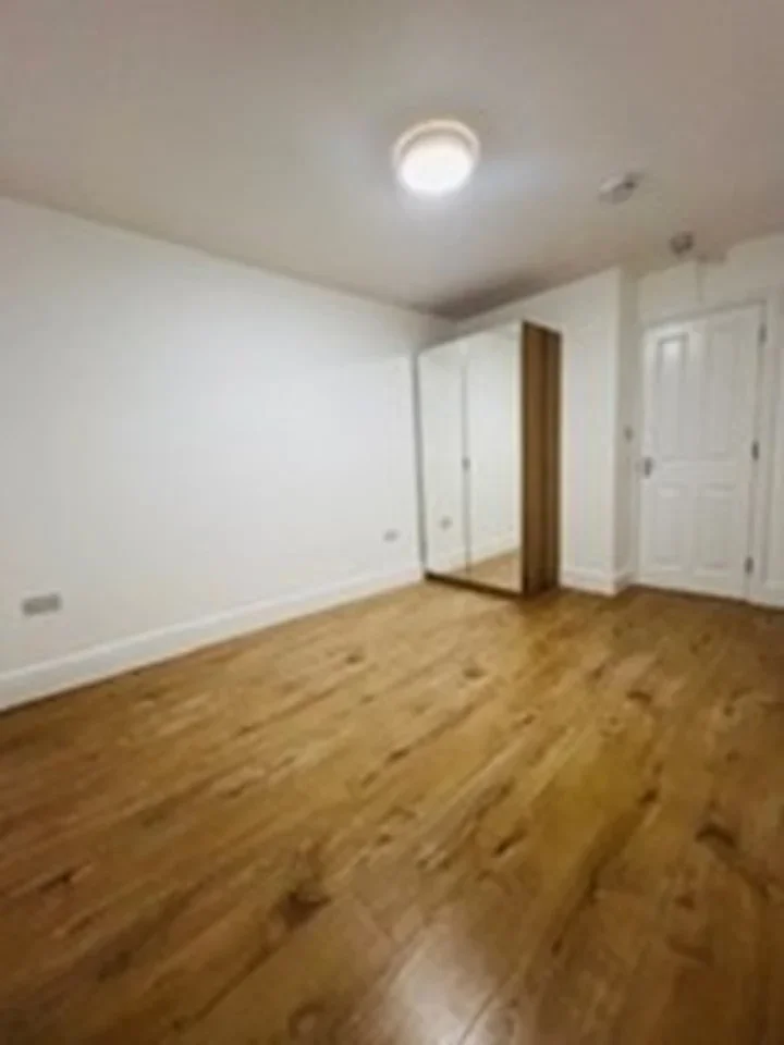 Room Grosvenor Road in Greater London