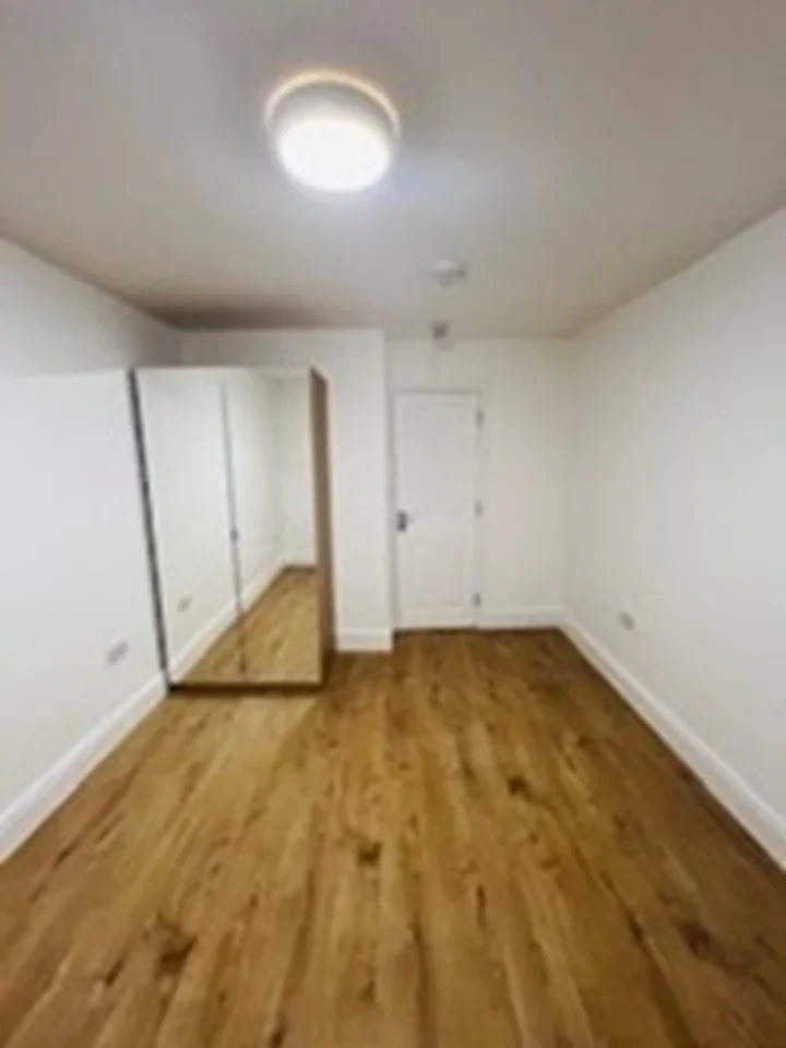 Room Grosvenor Road in Greater London