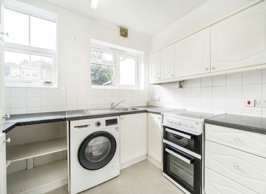 Flat Dornton Road in Greater London