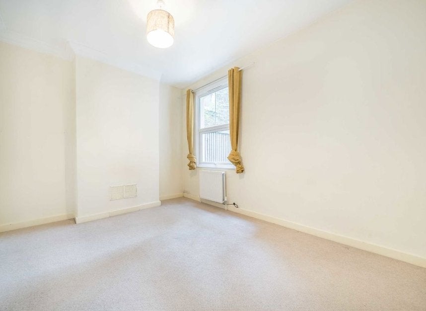 Flat Dornton Road in Greater London