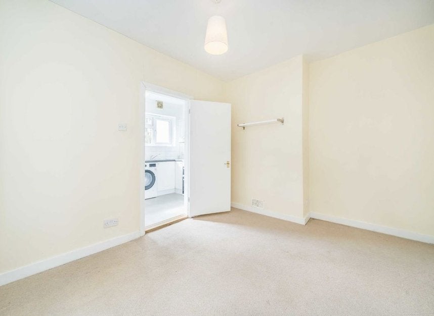 Flat Dornton Road in Greater London