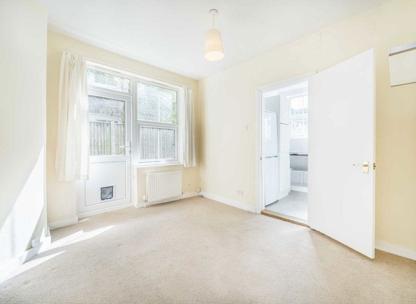 Flat Dornton Road in Greater London