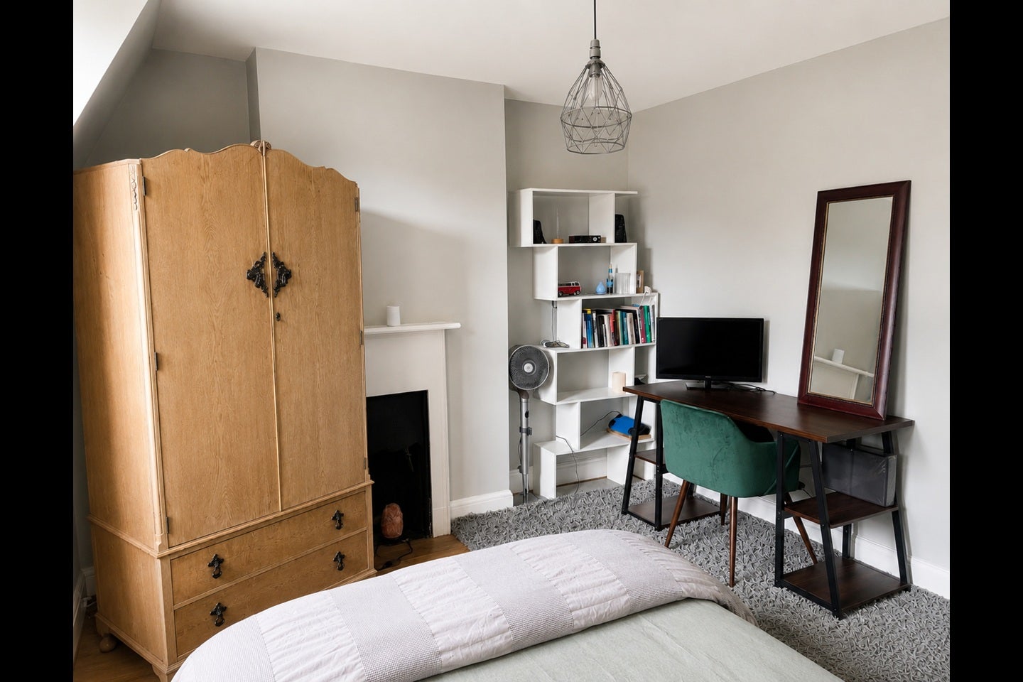 Room Pinner Road in Greater London