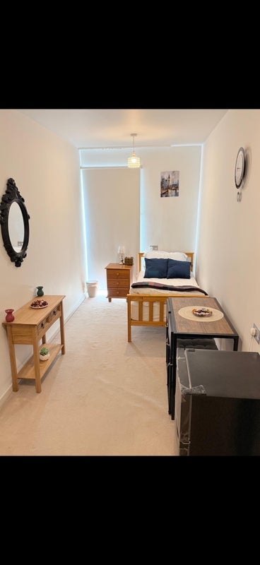 Room Broadfield Lane in Greater London