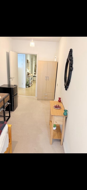 Room Broadfield Lane in Greater London