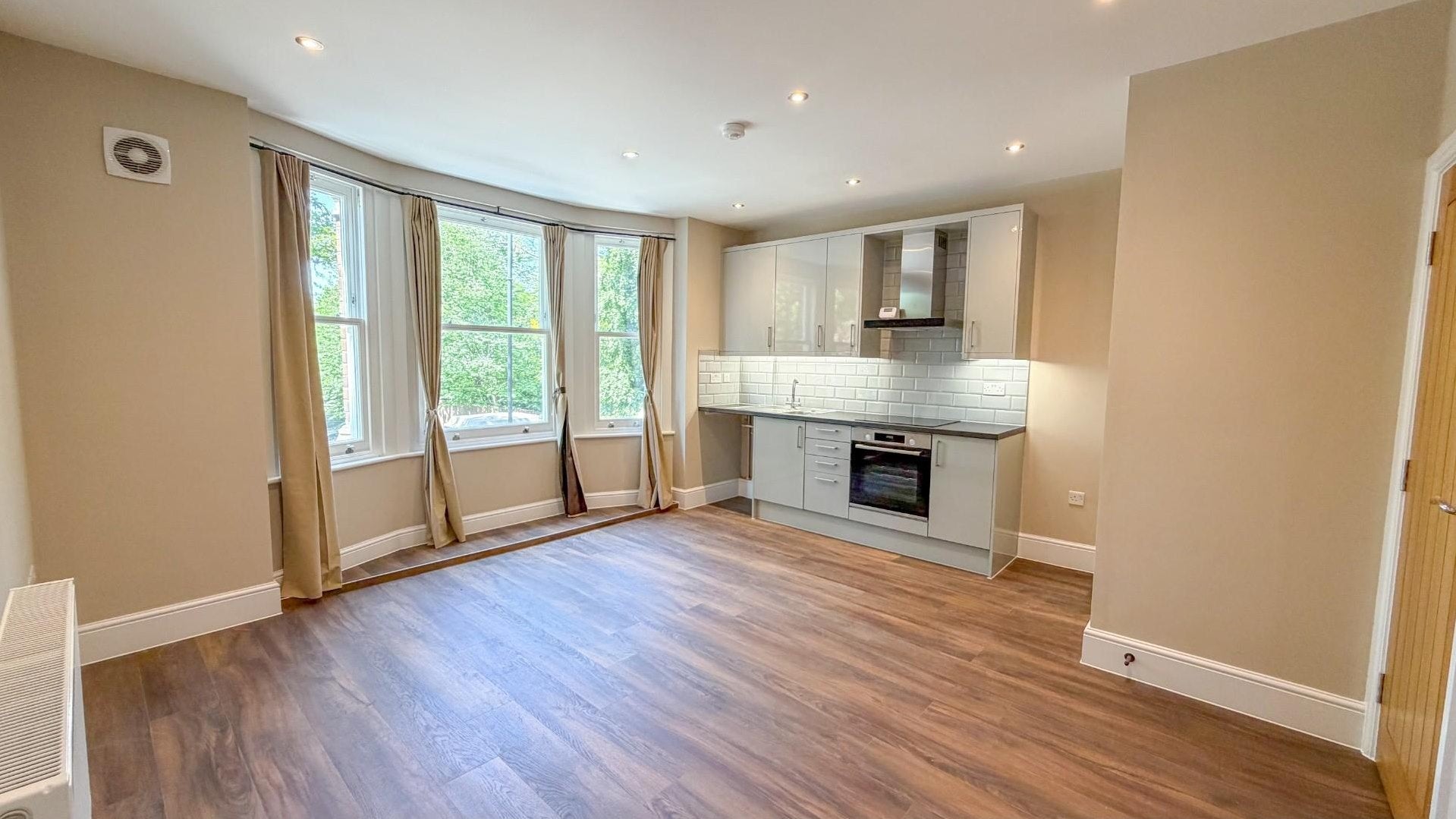 Flat Silver Street in Greater London