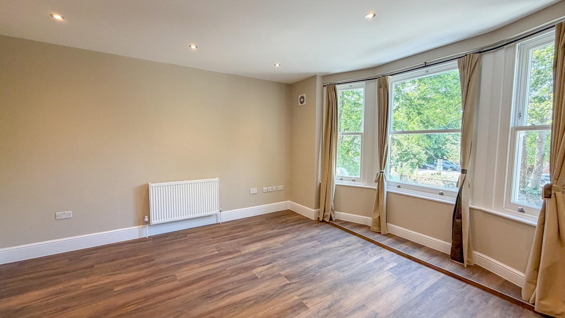 Flat Silver Street in Greater London
