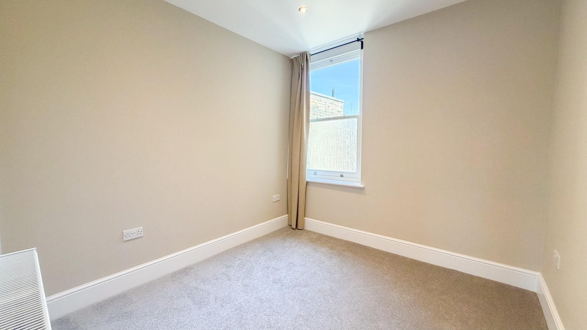 Flat Silver Street in Greater London
