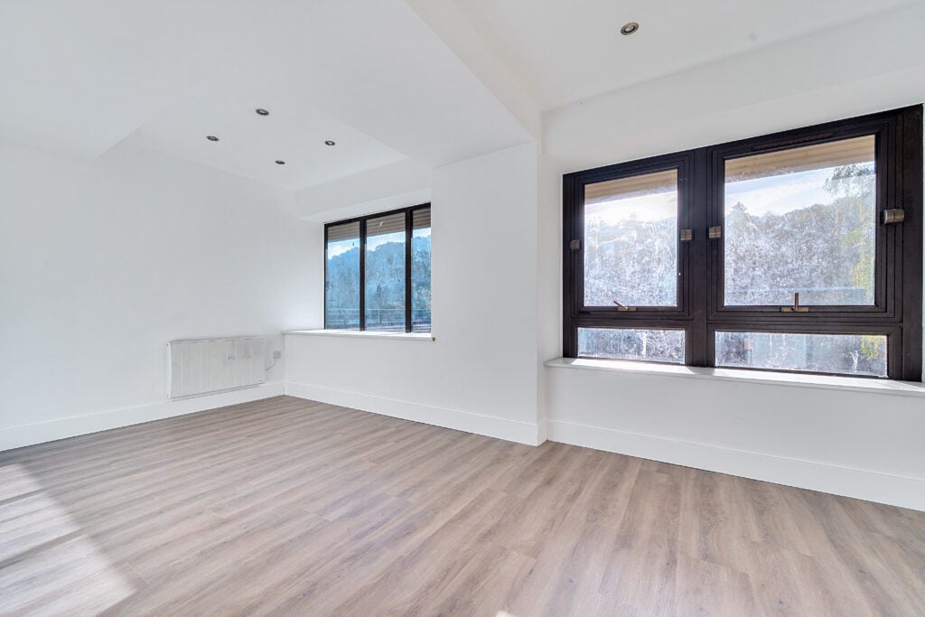 Flat Weyside Park in Waverley