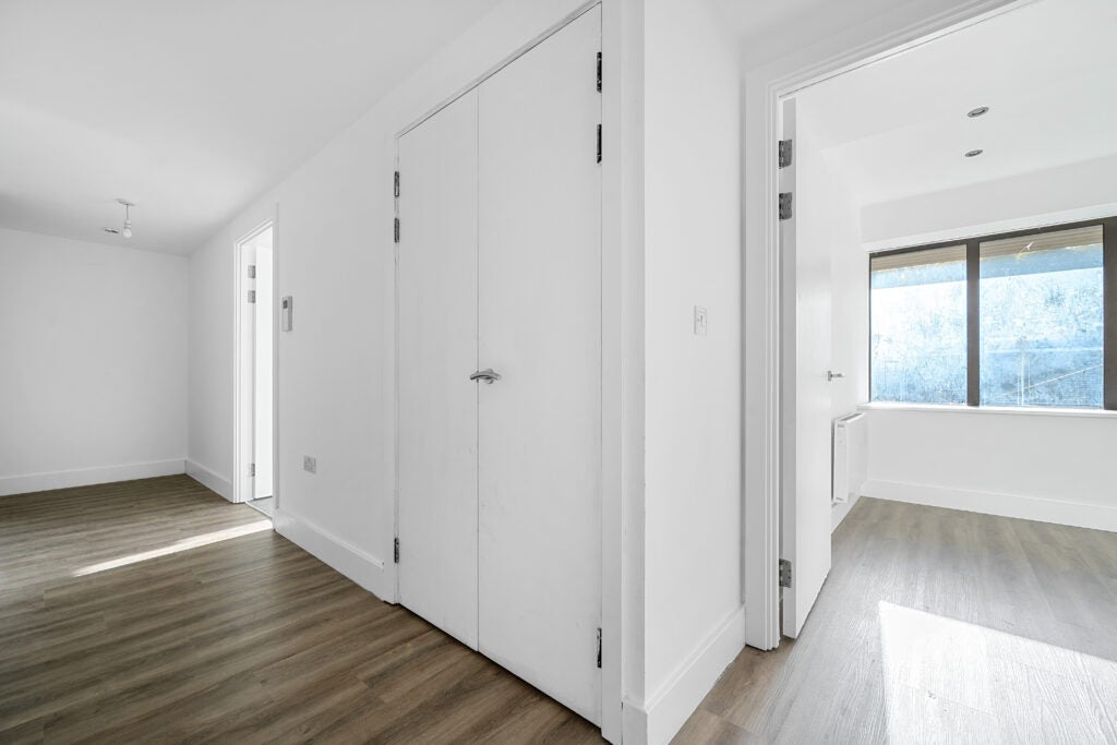 Flat Weyside Park in Waverley
