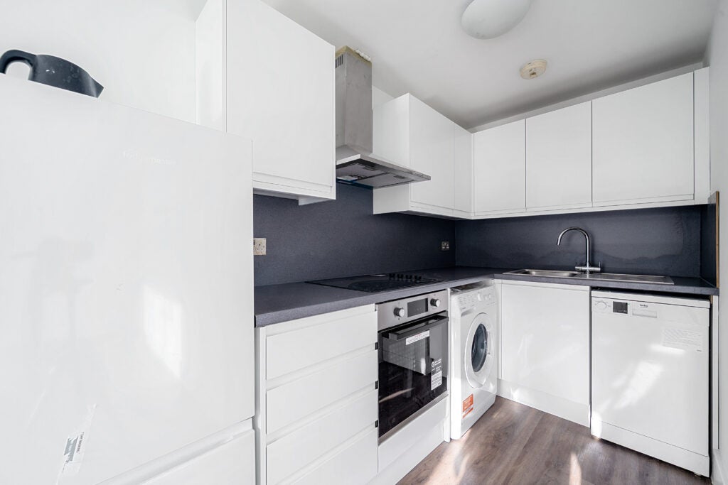 Flat Weyside Park in Waverley
