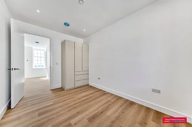 Flat Summerland Gardens in Greater London