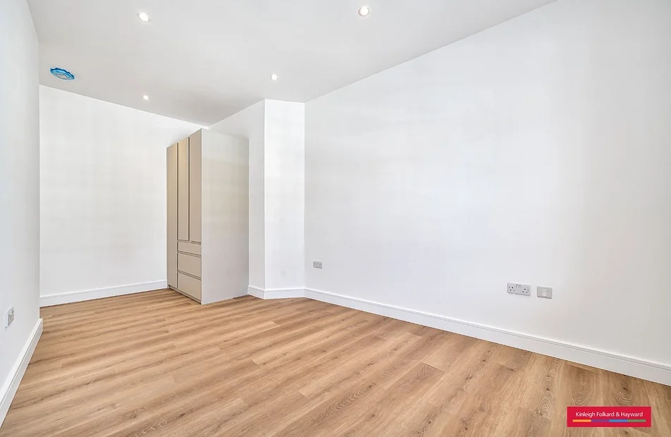 Flat Summerland Gardens in Greater London