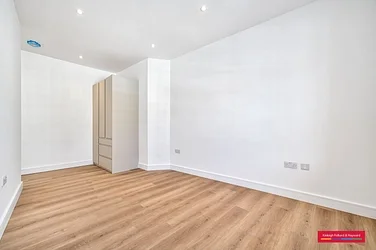 Flat Summerland Gardens in Greater London
