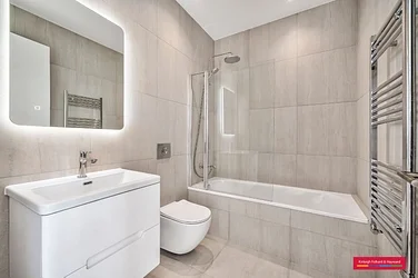 Flat Summerland Gardens in Greater London