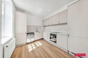 Flat Summerland Gardens in Greater London