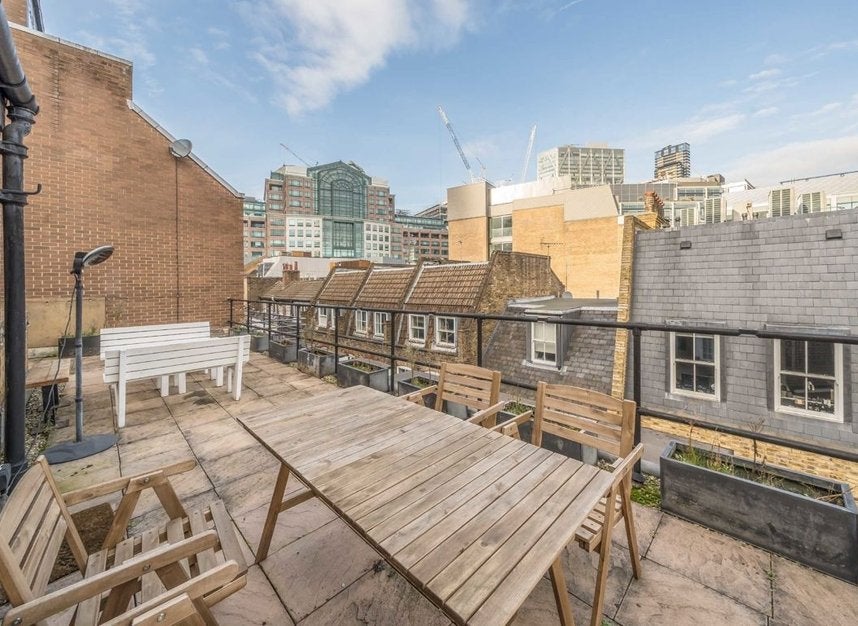 Flat Widegate Street in City of London
