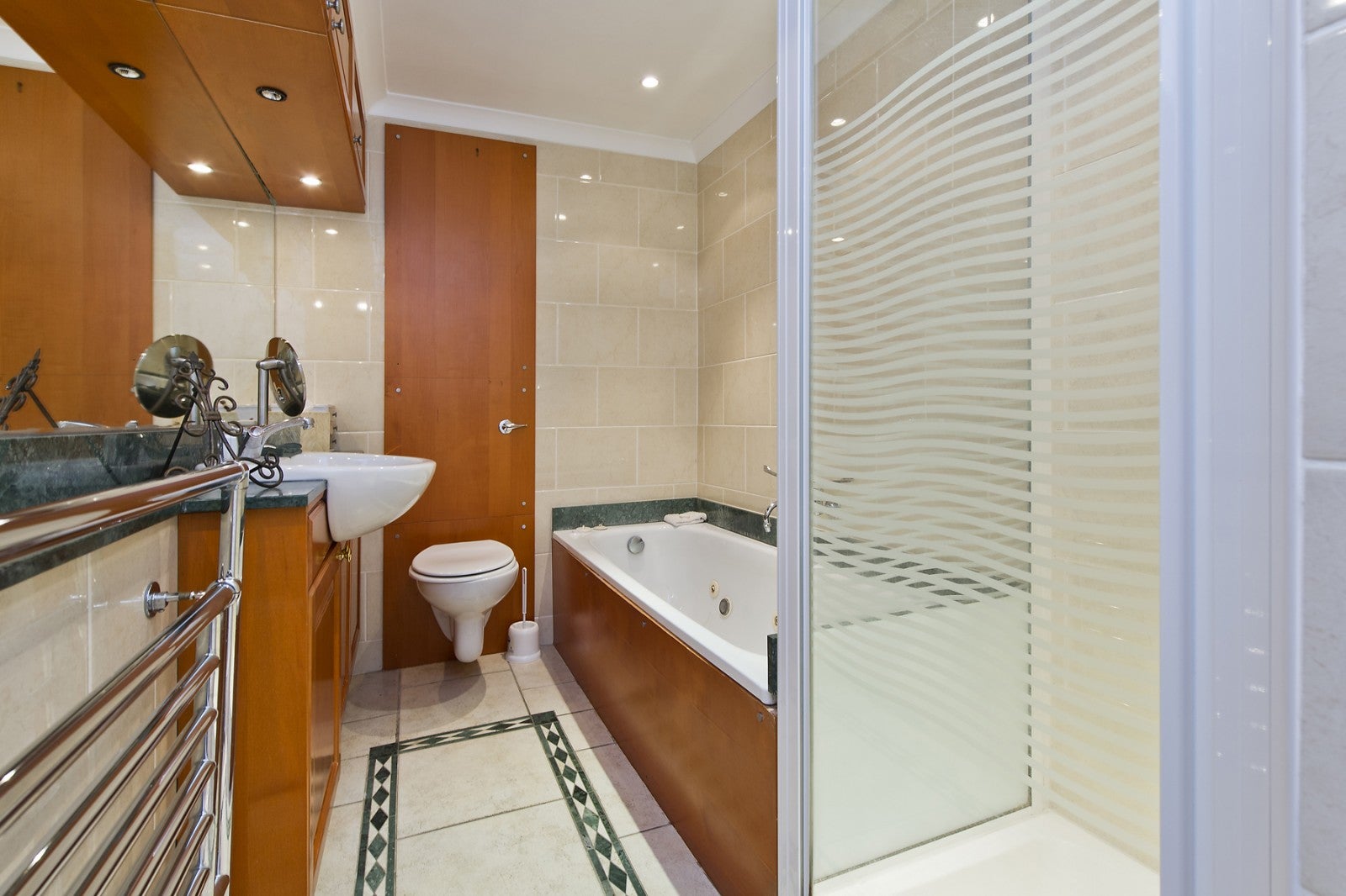Flat Vicarage Gate in Greater London