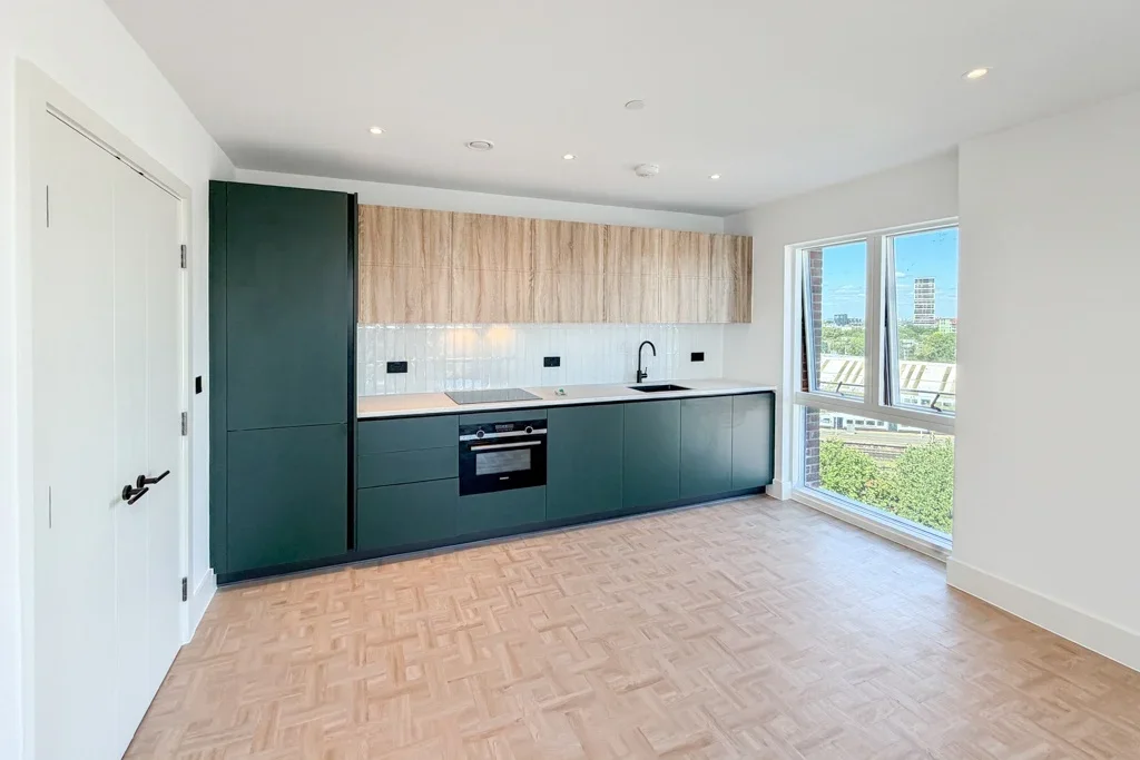 Flat Danvers Avenue in Greater London