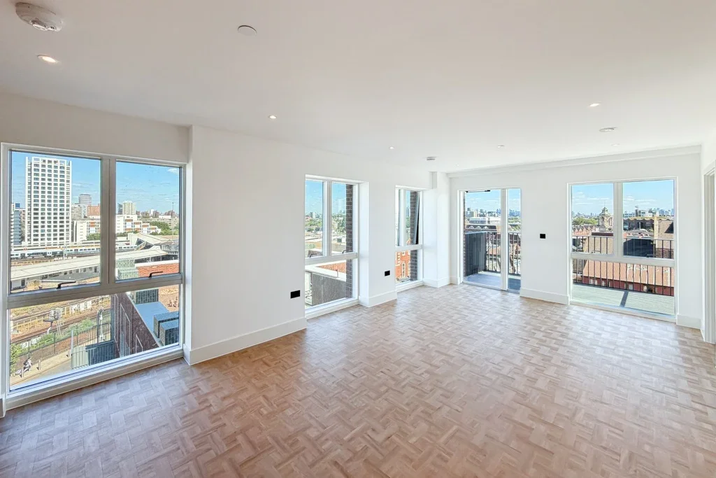 Flat Danvers Avenue in Greater London