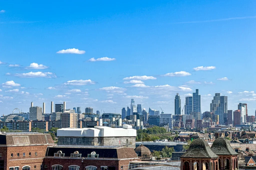 Flat Danvers Avenue in Greater London