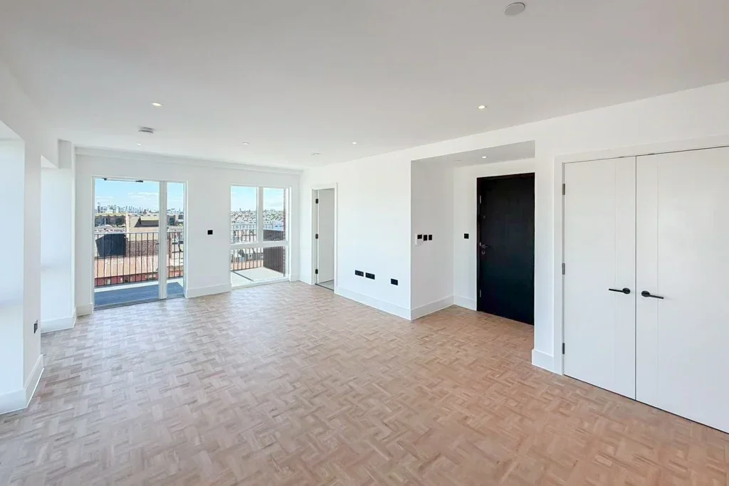 Flat Danvers Avenue in Greater London