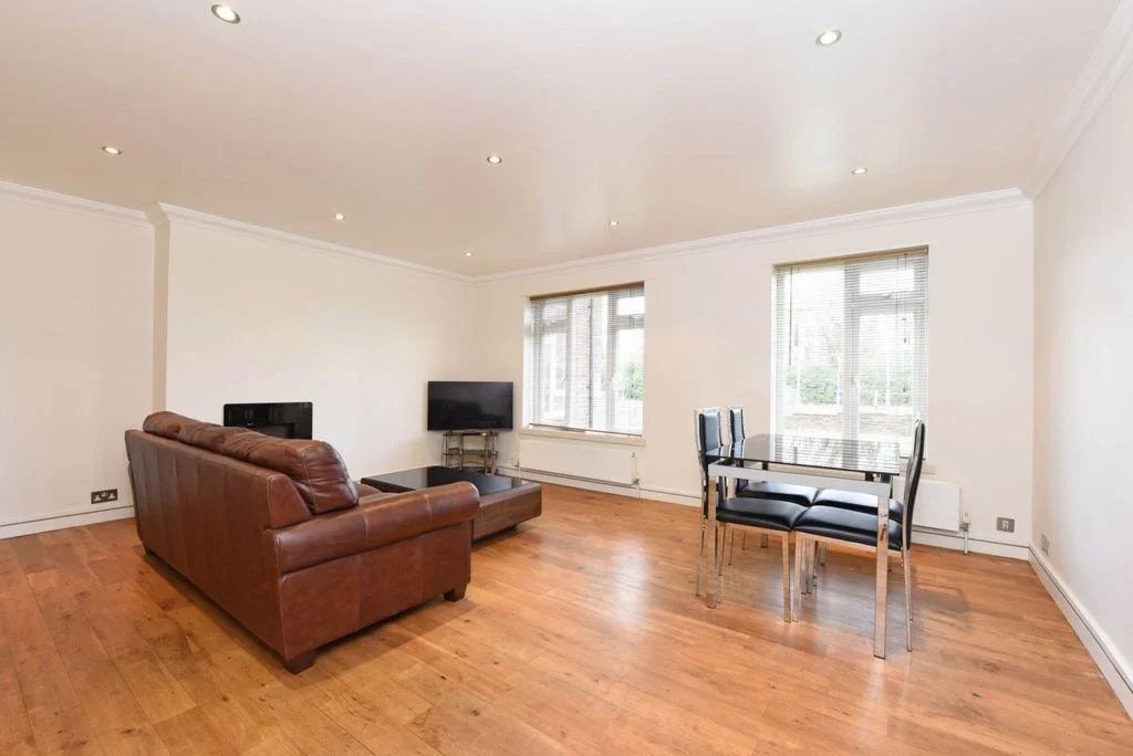 Flat Cambridge Road West in Rushmoor