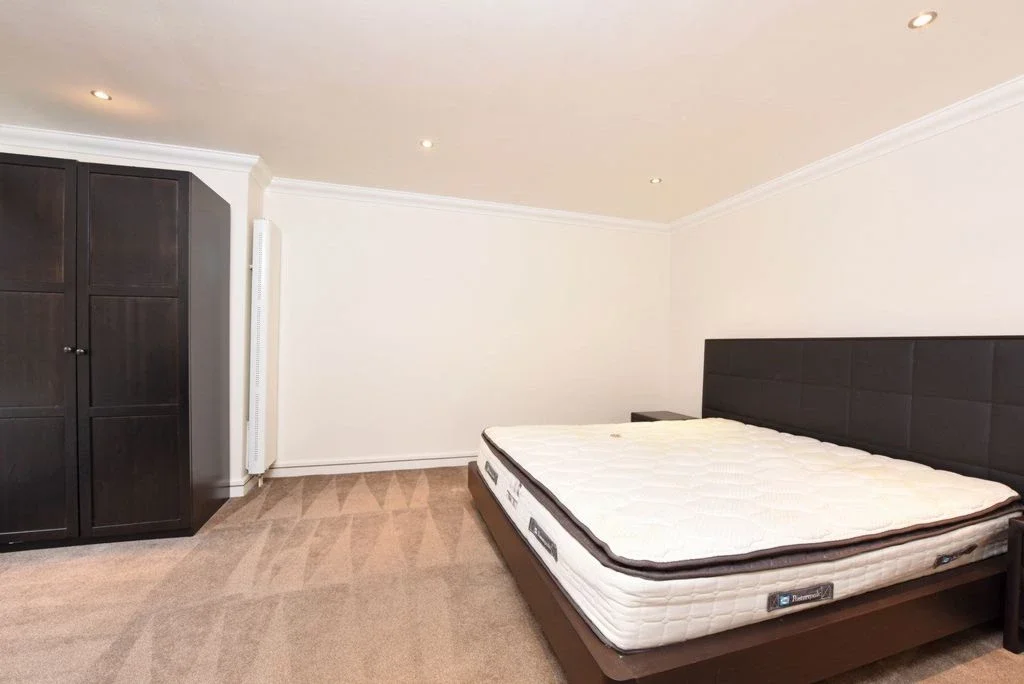 Flat Cambridge Road West in Rushmoor
