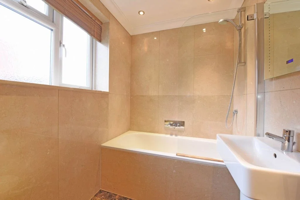 Flat Cambridge Road West in Rushmoor