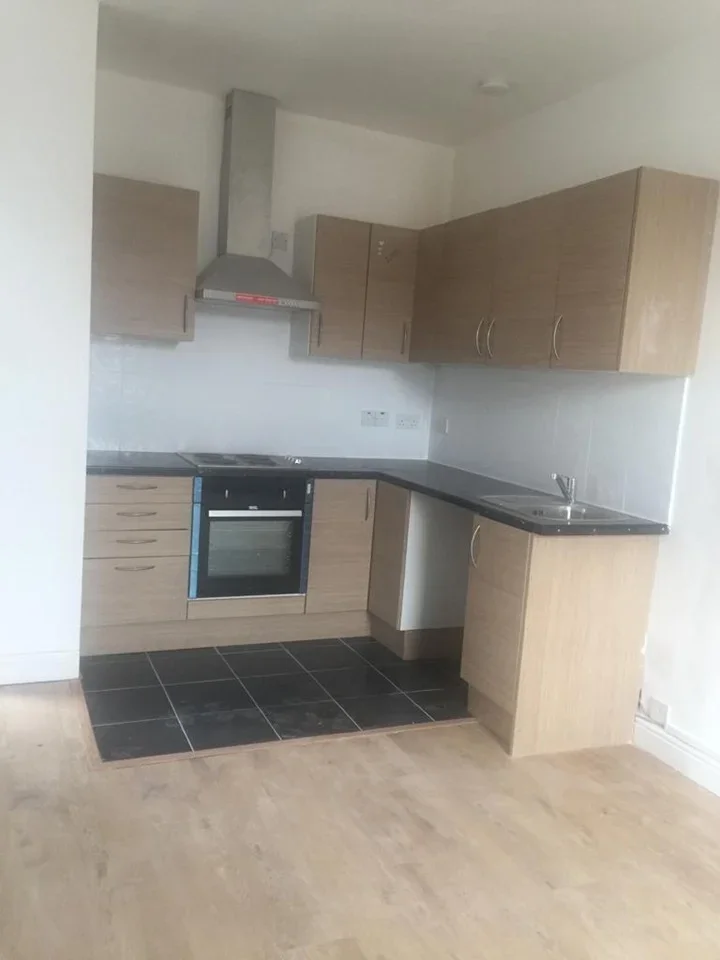 Flat Leeland Road in Greater London
