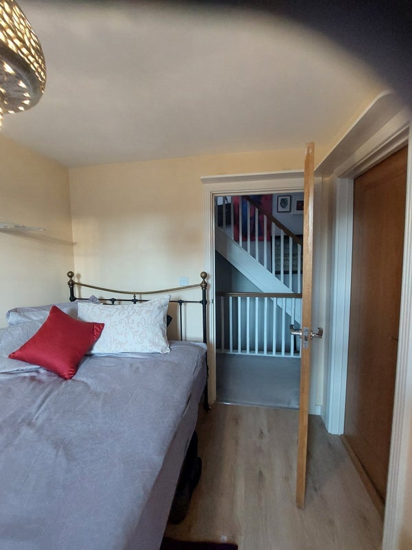Room Ariel Way in Greater London