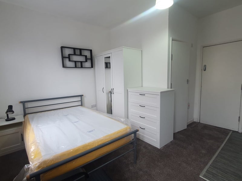 Room Woodgrove Road in Sheffield