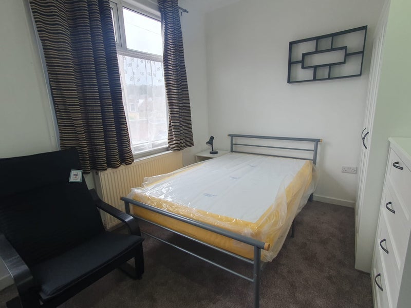 Room Woodgrove Road in Sheffield