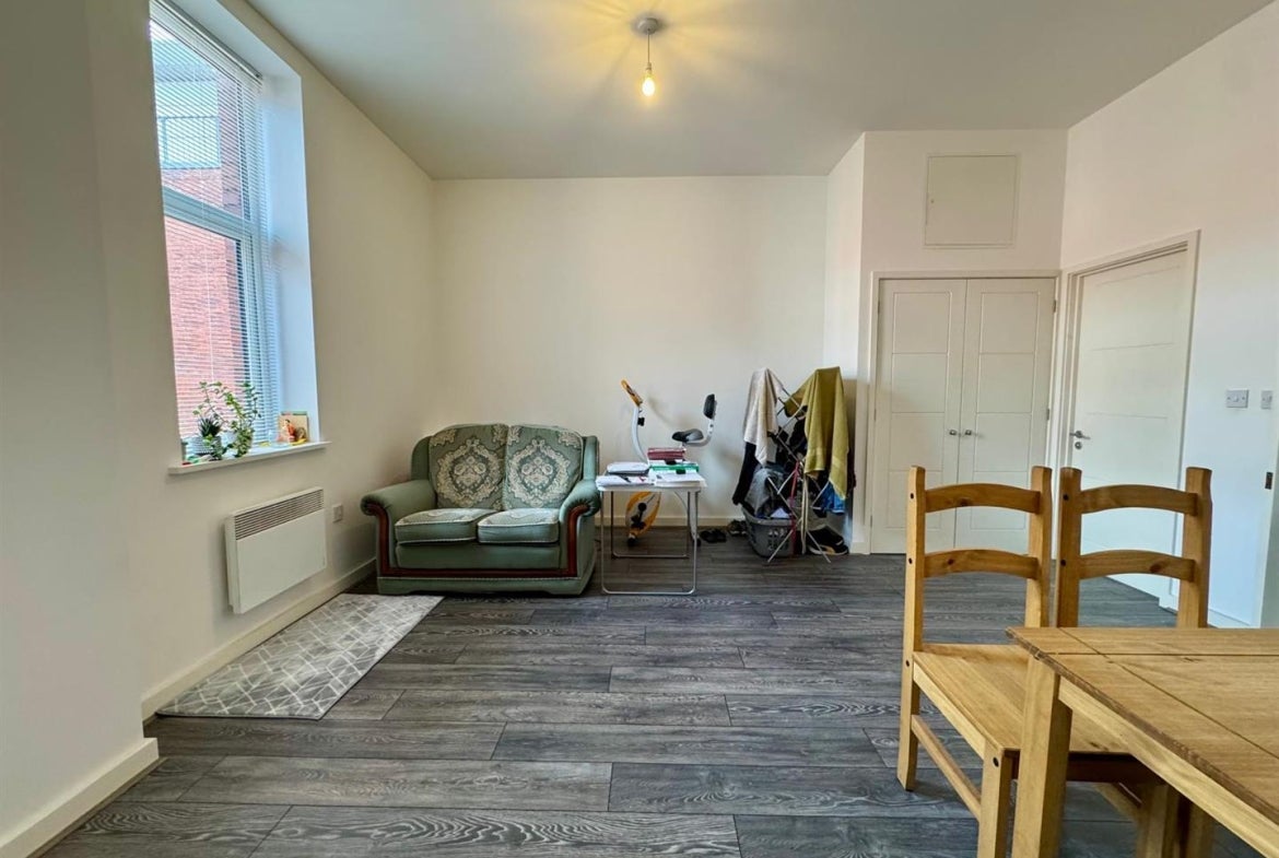 Flat Vicarage Farm Road in Peterborough