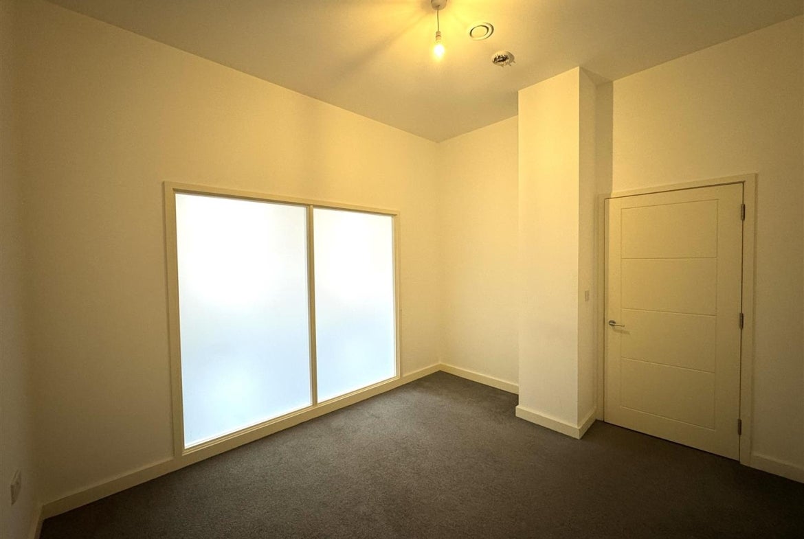 Flat Vicarage Farm Road in Peterborough