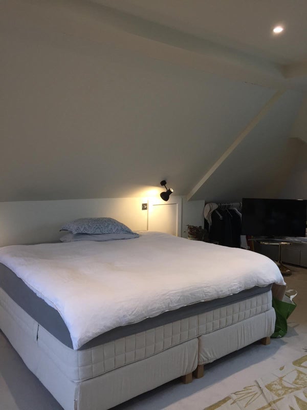 Room Crestway in Greater London