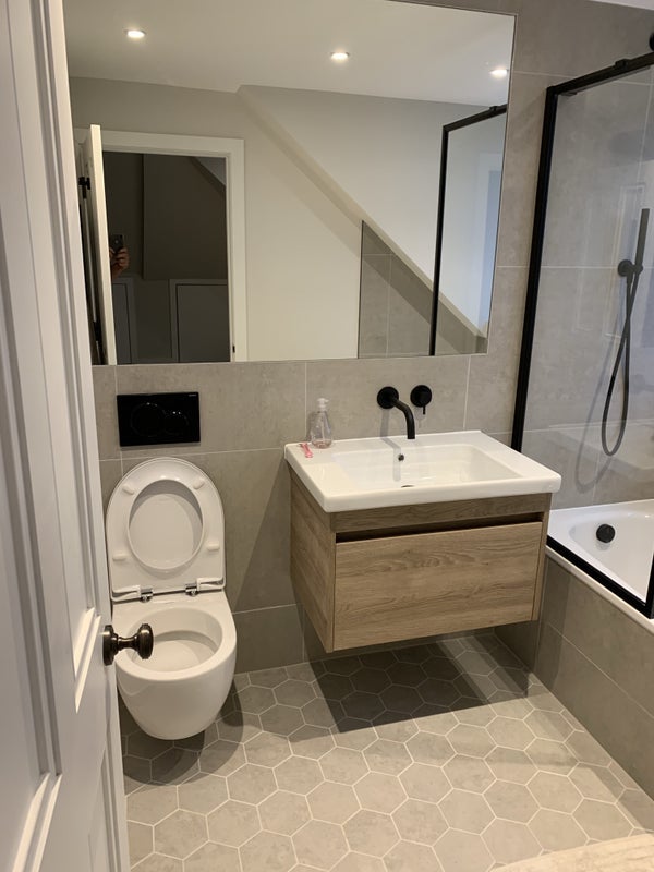 Room Crestway in Greater London