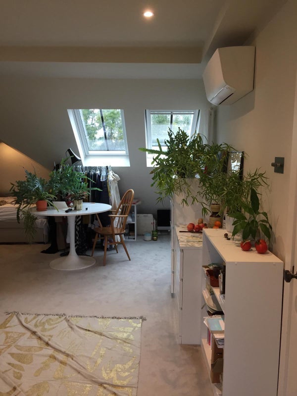 Room Crestway in Greater London