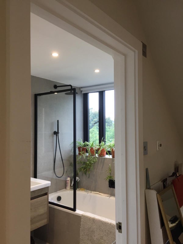 Room Crestway in Greater London