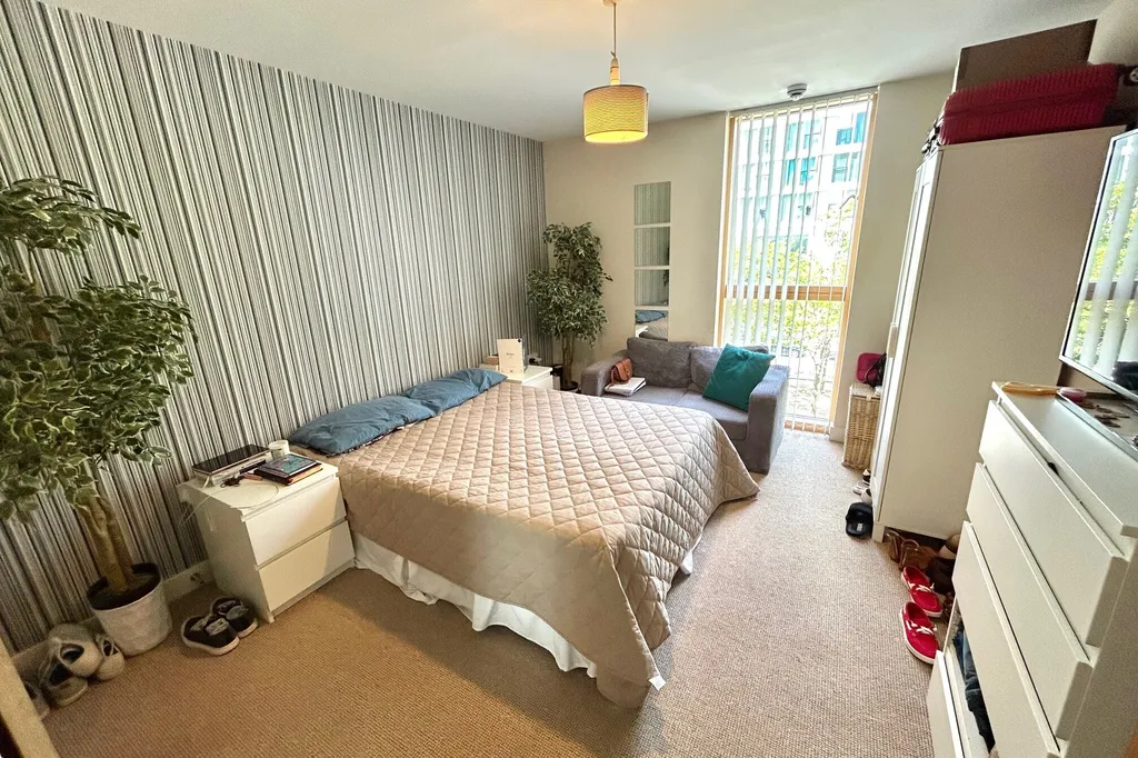 Flat Avebury Boulevard in Milton Keynes