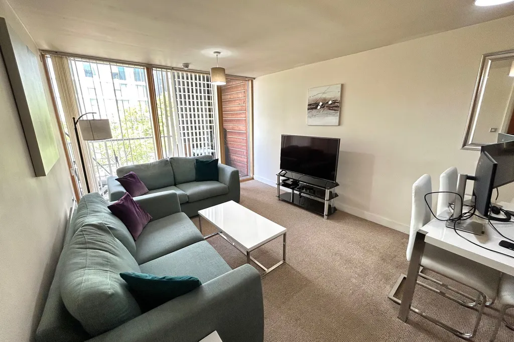 Flat Avebury Boulevard in Milton Keynes