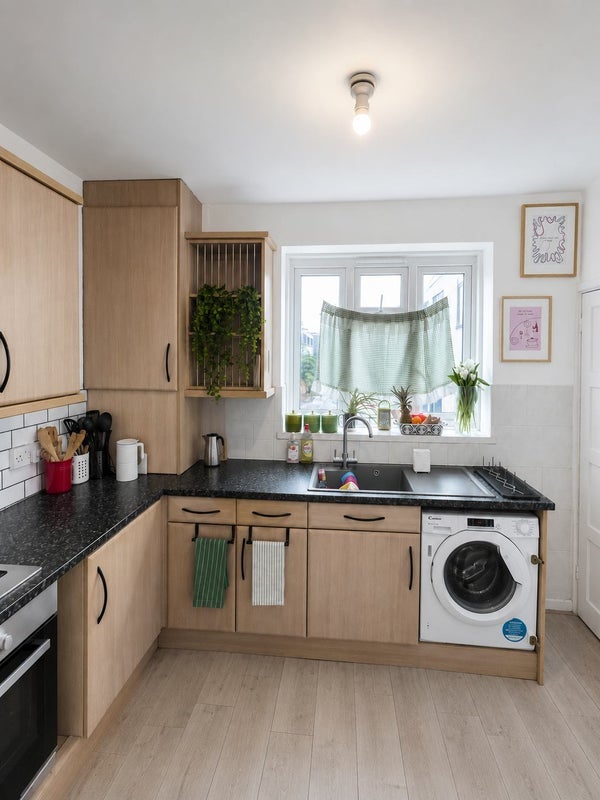 Room Tuskar Street in Greater London