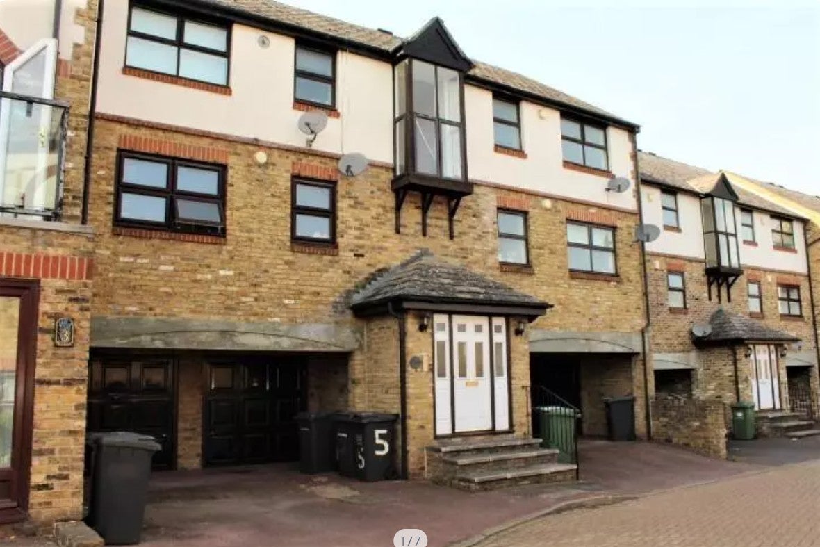 Flat Croftongate Way in Greater London