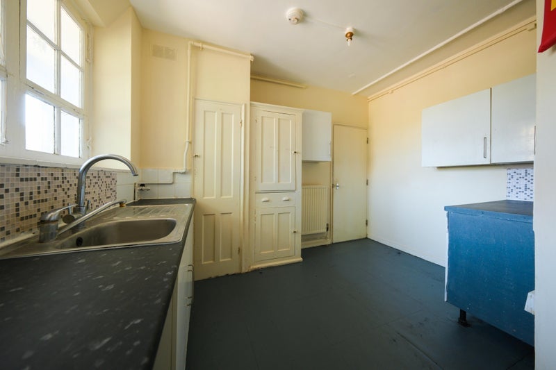 Room Atkins Road in Greater London