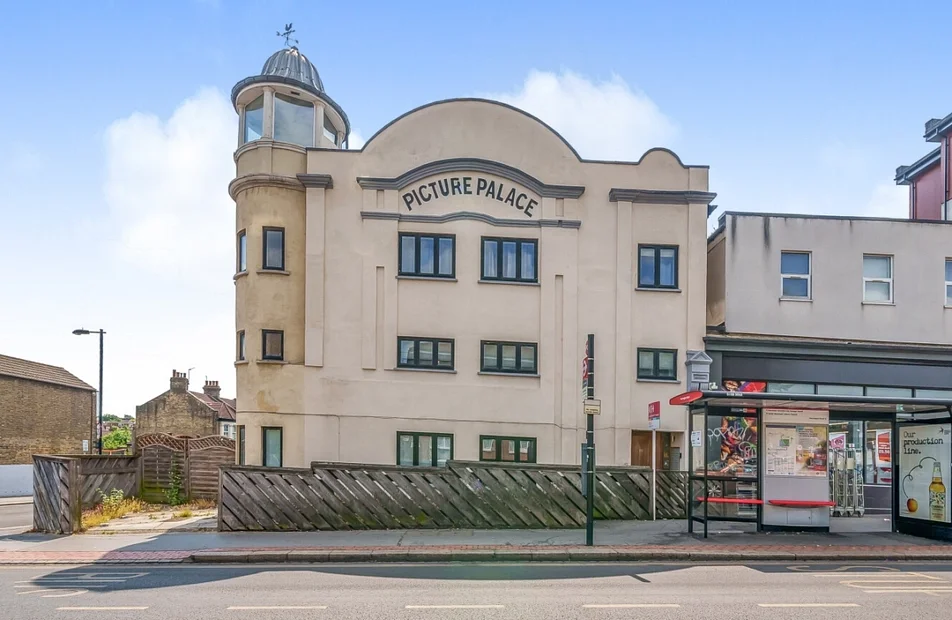 Flat Apsley Road in Greater London