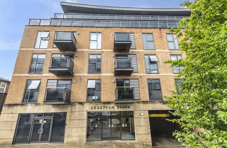 Flat Saxon Close in Greater London