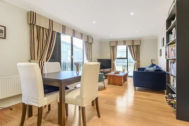 Flat Saxon Close in Greater London