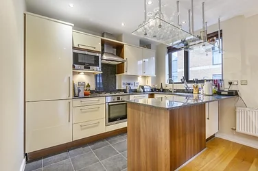 Flat Saxon Close in Greater London