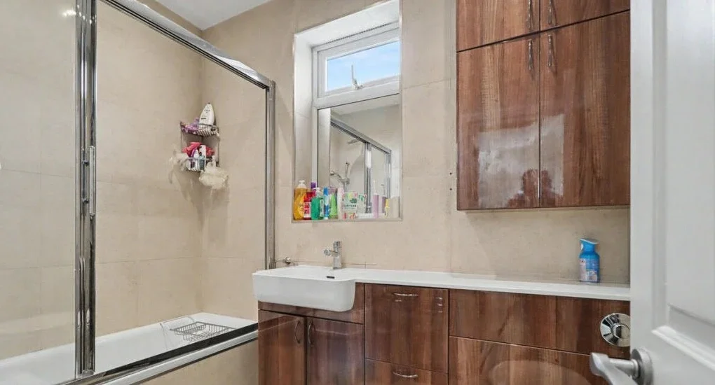 Room Canterbury Avenue in Greater London