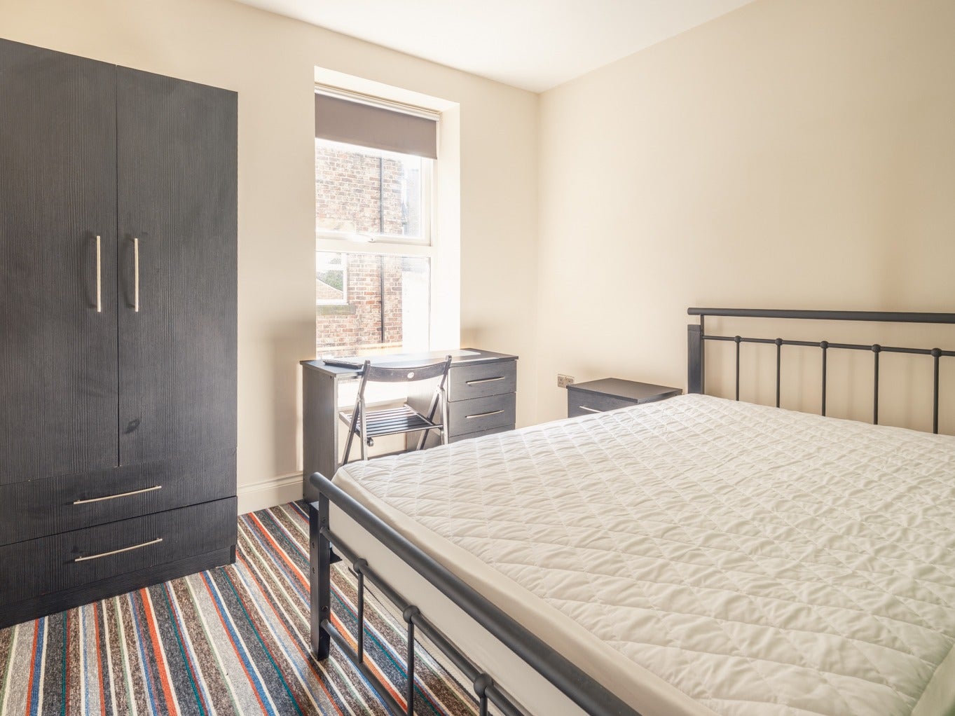 Flat Jesmond Road in Newcastle upon Tyne